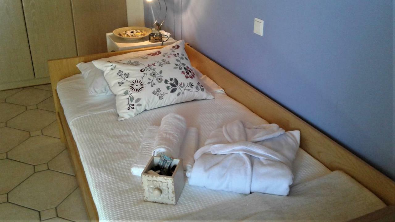 Villa "Eva" - Entire Beachfront Holiday Home - 4S Agia Marina  ภายนอก รูปภาพ